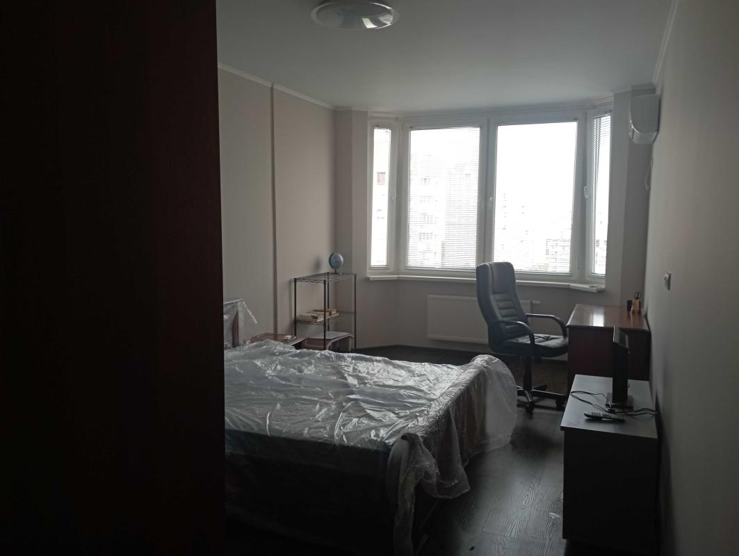 Продаж 1 кімнатної квартири 48 кв. м, Драгоманова вул. 4а