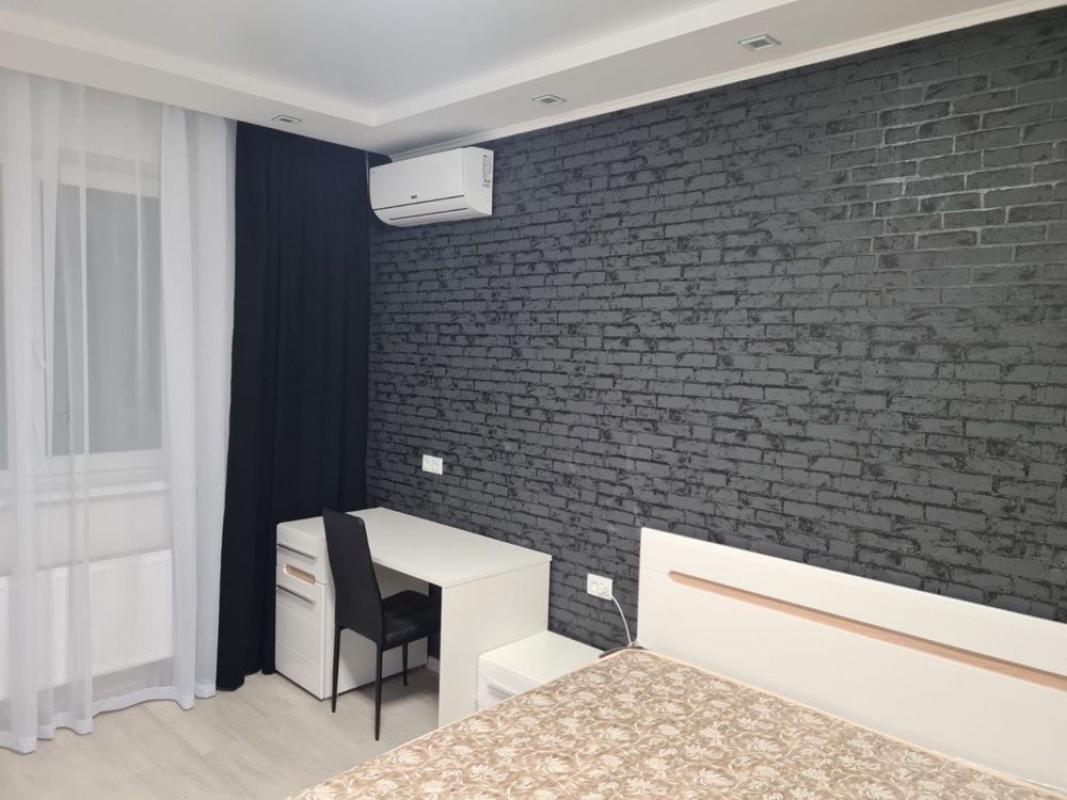 Продаж 2 кімнатної квартири 42 кв. м, Драгоманова вул. 6Б