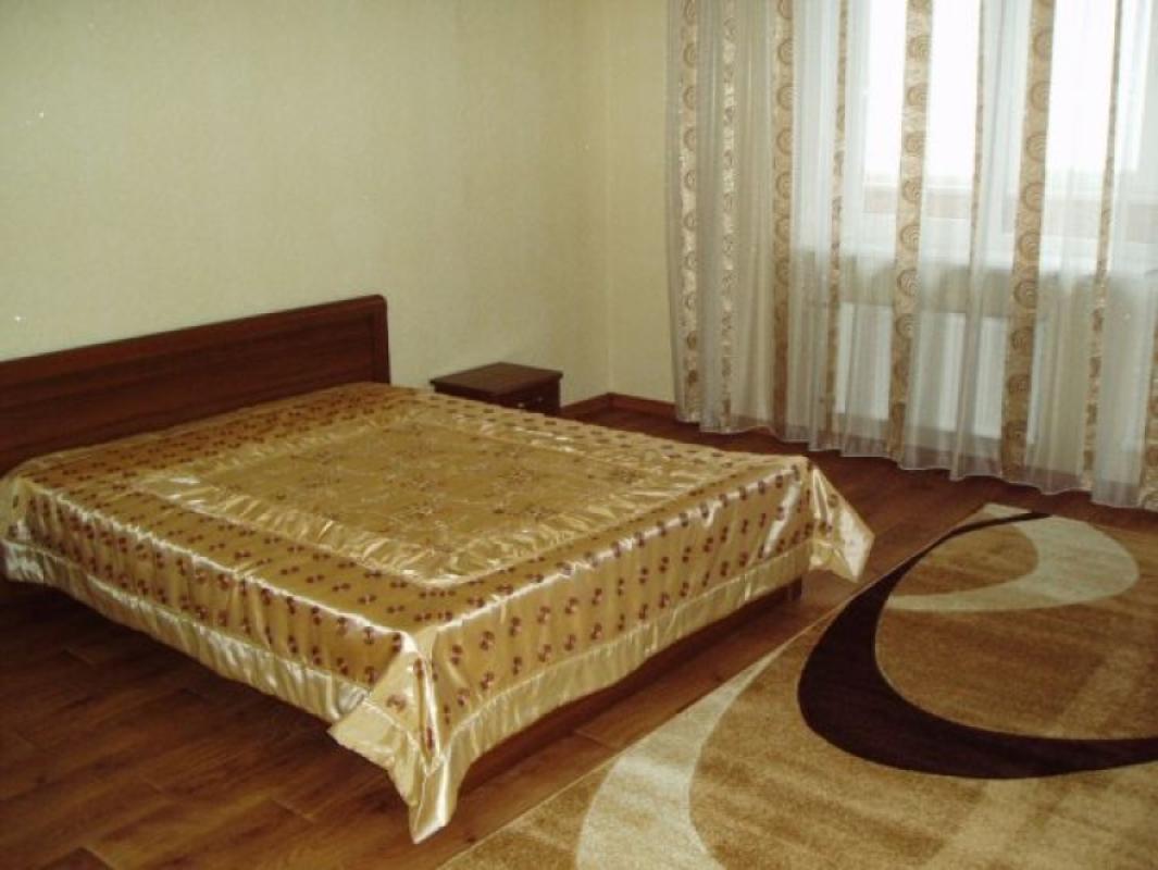 Long term rent 3 bedroom-(s) apartment Hvardiytsiv-Shyronintsiv Street 24а
