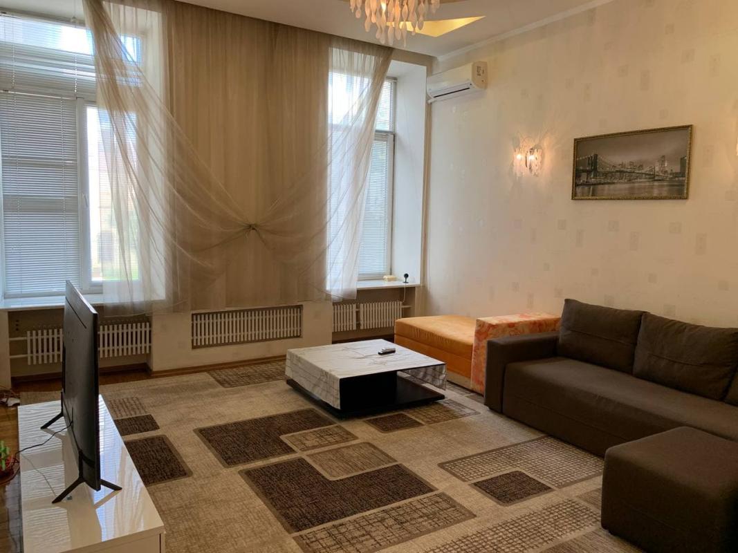 Long term rent 3 bedroom-(s) apartment Konstytutsiyi Square 5