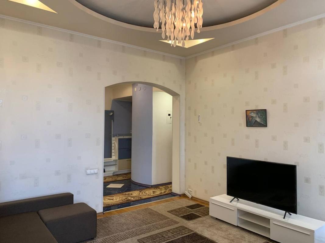 Long term rent 3 bedroom-(s) apartment Konstytutsiyi Square 5