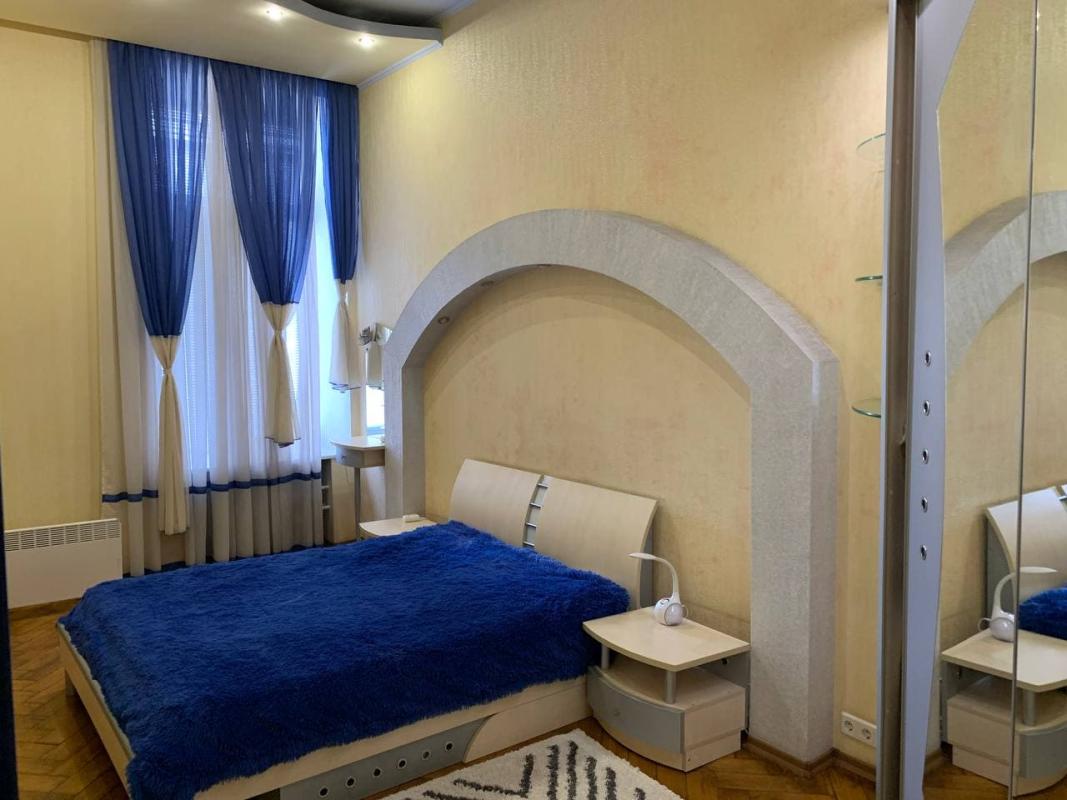 Long term rent 3 bedroom-(s) apartment Konstytutsiyi Square 5