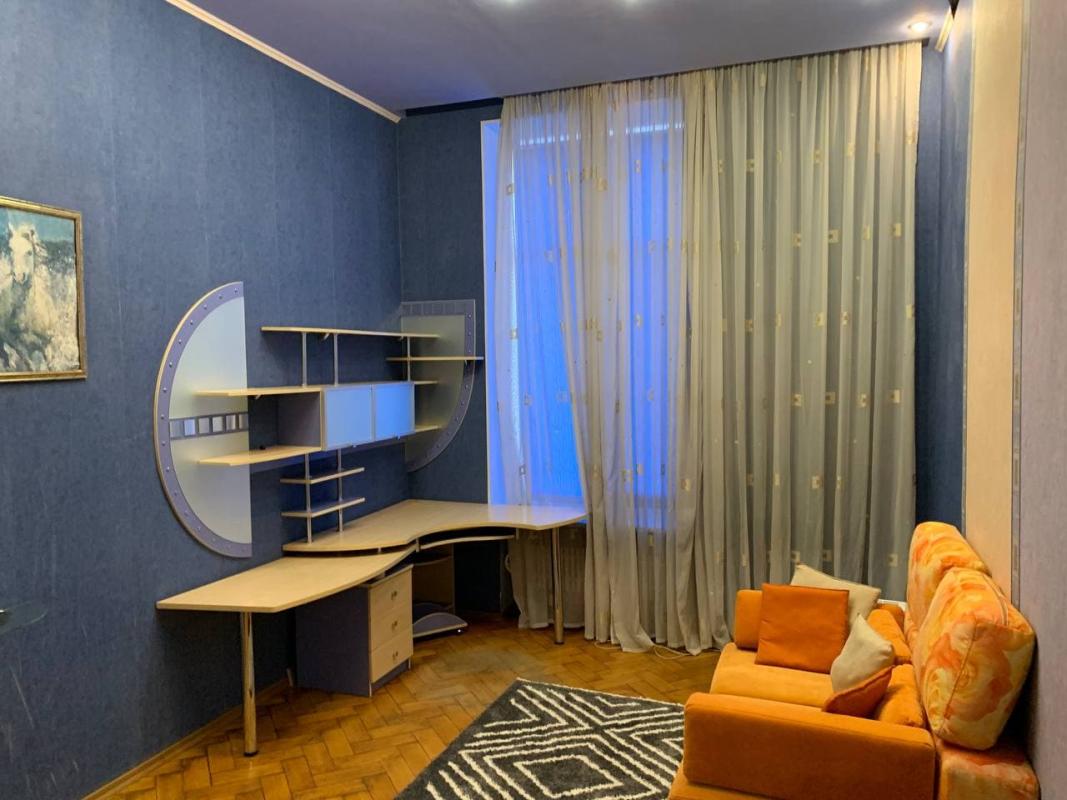 Long term rent 3 bedroom-(s) apartment Konstytutsiyi Square 5