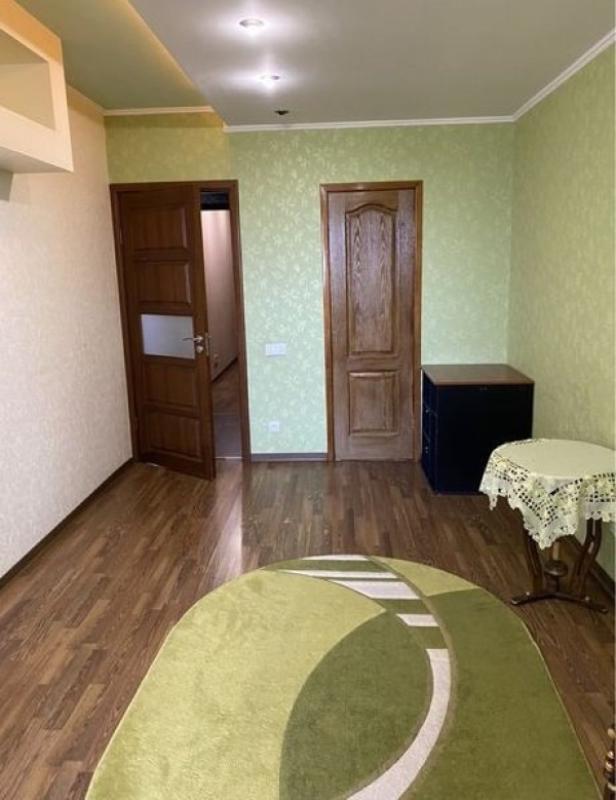 Продаж 3 кімнатної квартири 64 кв. м, Тракторобудівників просп. 90