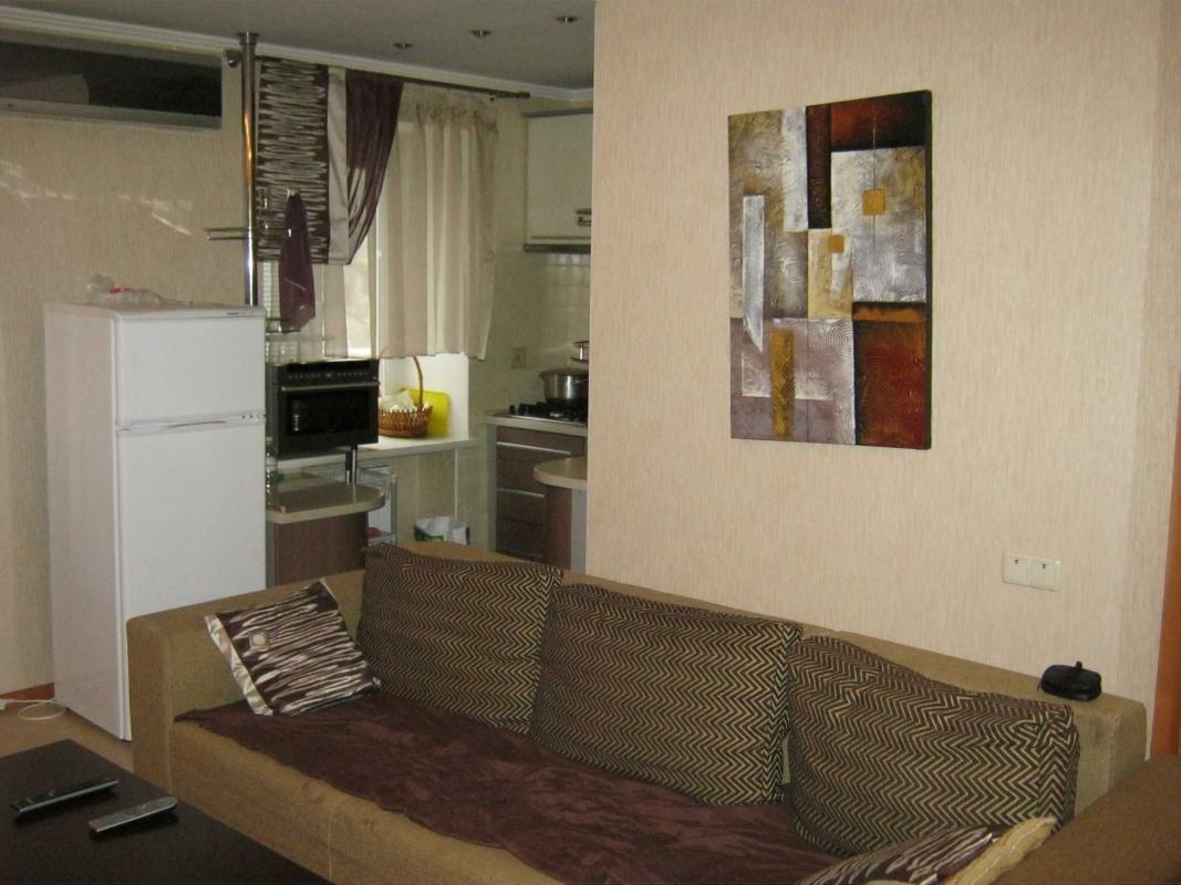 Продаж 3 кімнатної квартири 61 кв. м, Новгородська вул. 4