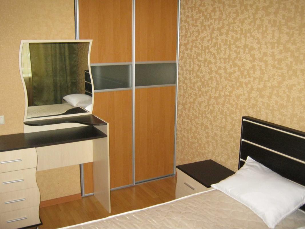 Sale 3 bedroom-(s) apartment 61 sq. m., Novhorodska Street 4
