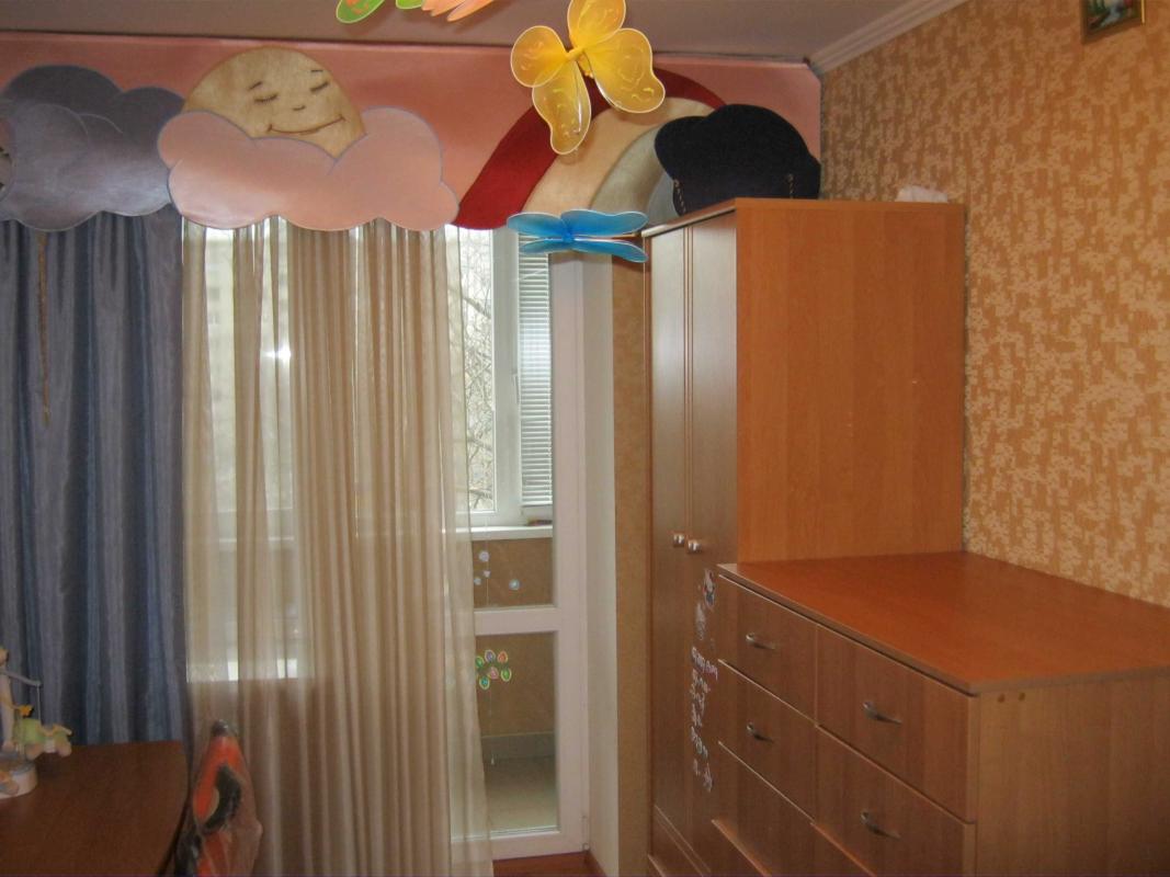 Продаж 3 кімнатної квартири 61 кв. м, Новгородська вул. 4