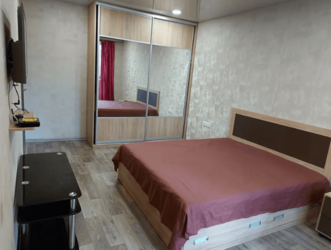 Long term rent 1 bedroom-(s) apartment Heroiv Pratsi Street 4