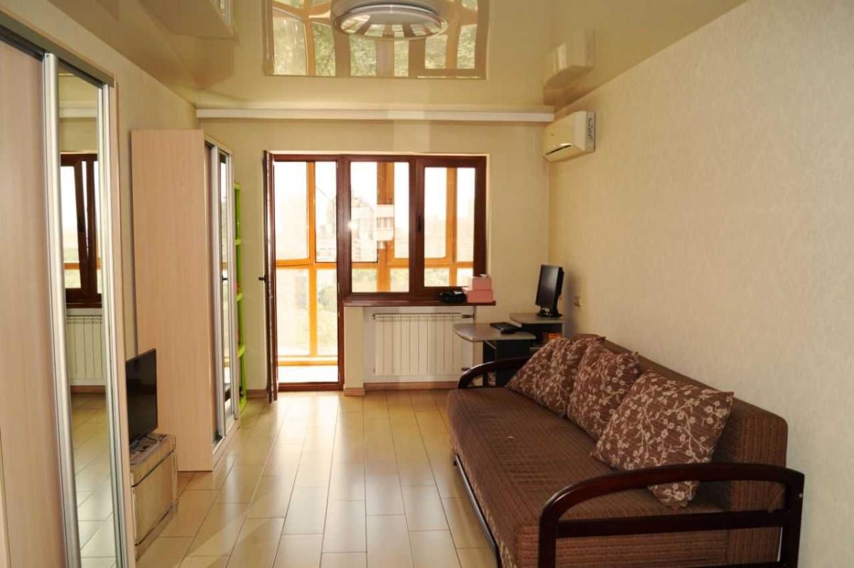 Long term rent 3 bedroom-(s) apartment Panasa Myrnoho Street 13