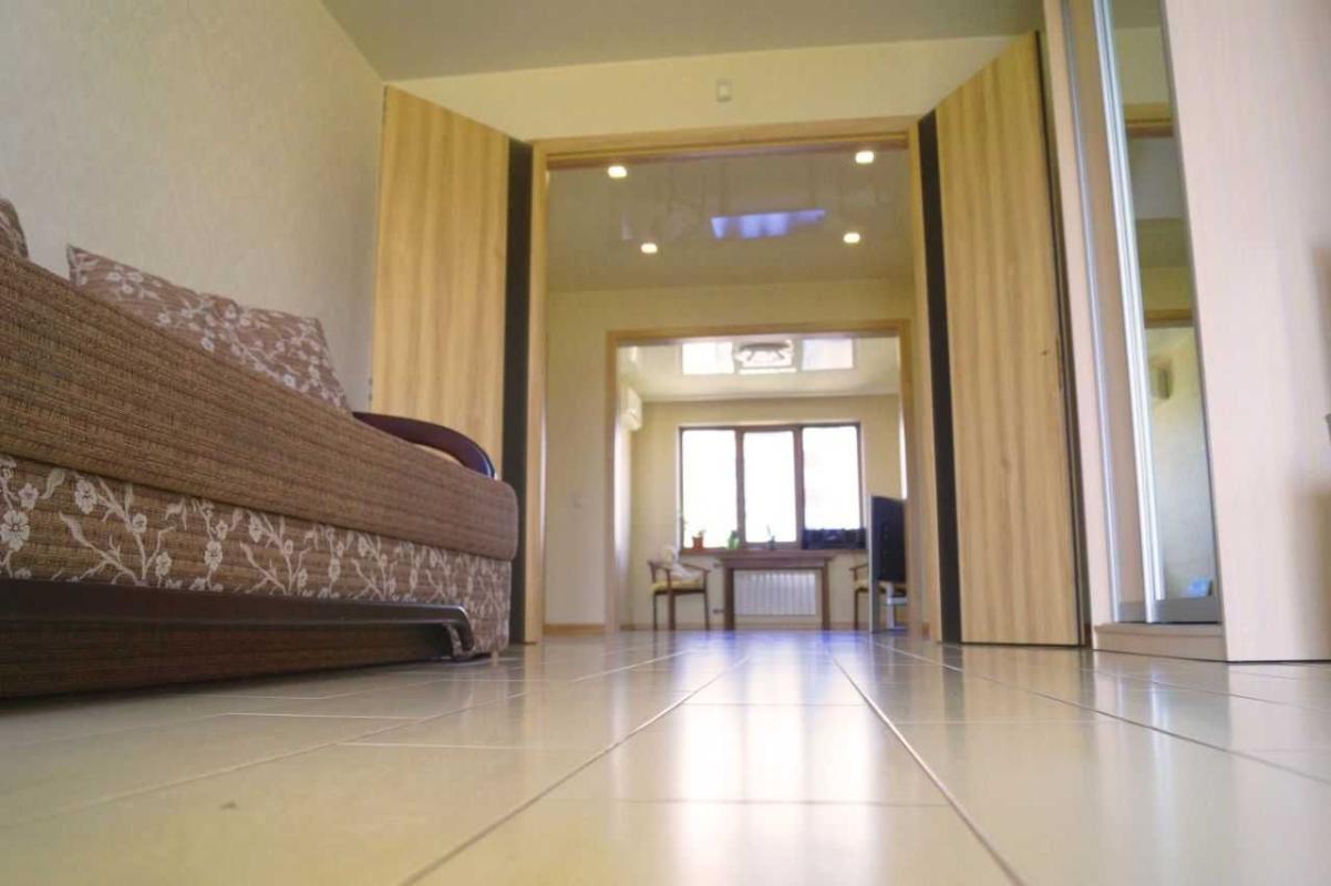 Long term rent 3 bedroom-(s) apartment Panasa Myrnoho Street 13