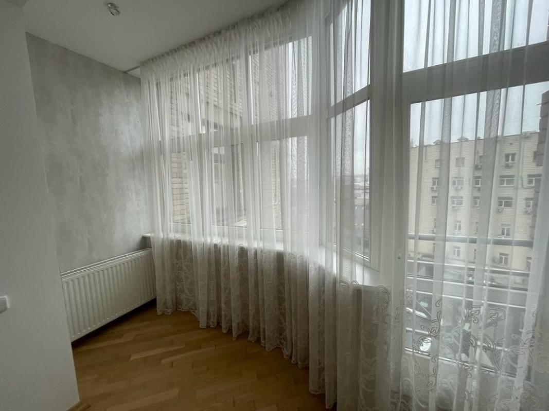 Long term rent 3 bedroom-(s) apartment Patorzhynskoho Street 14