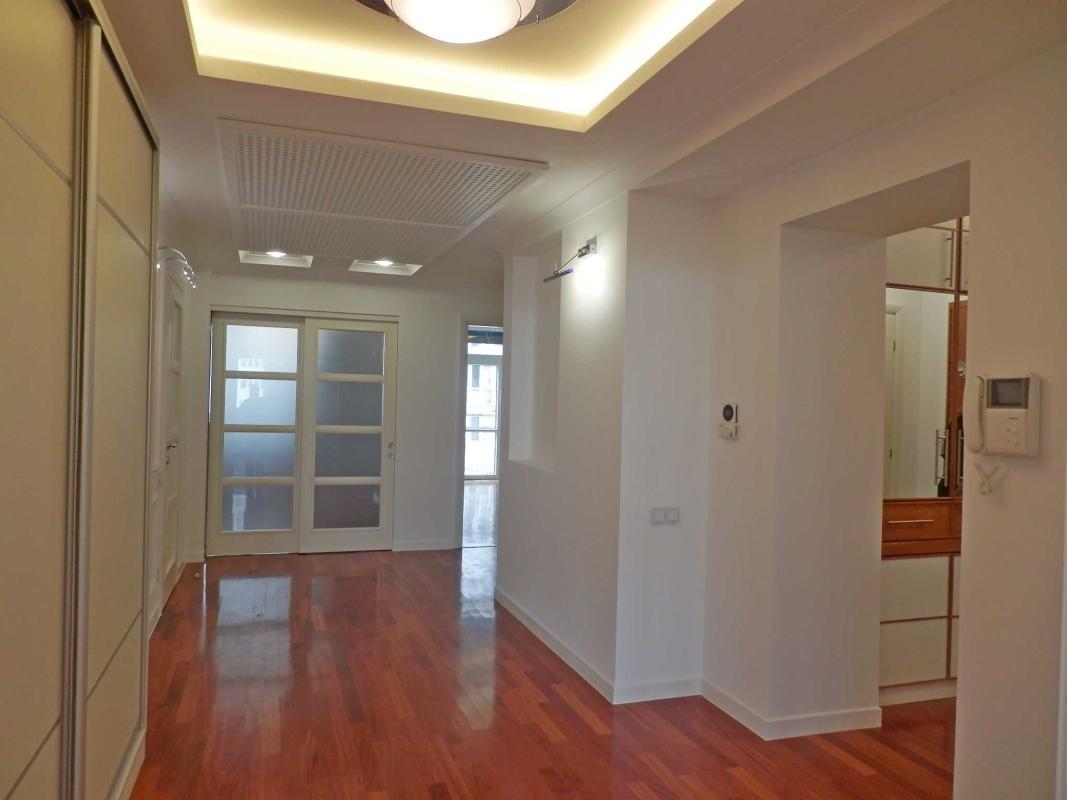 Long term rent 4 bedroom-(s) apartment Turhenievska Street 45-49