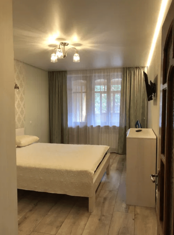 Long term rent 3 bedroom-(s) apartment Heroiv Pratsi Street 4
