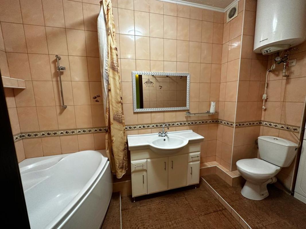 Продаж 3 кімнатної квартири 115 кв. м, Дніпровська набережна 26