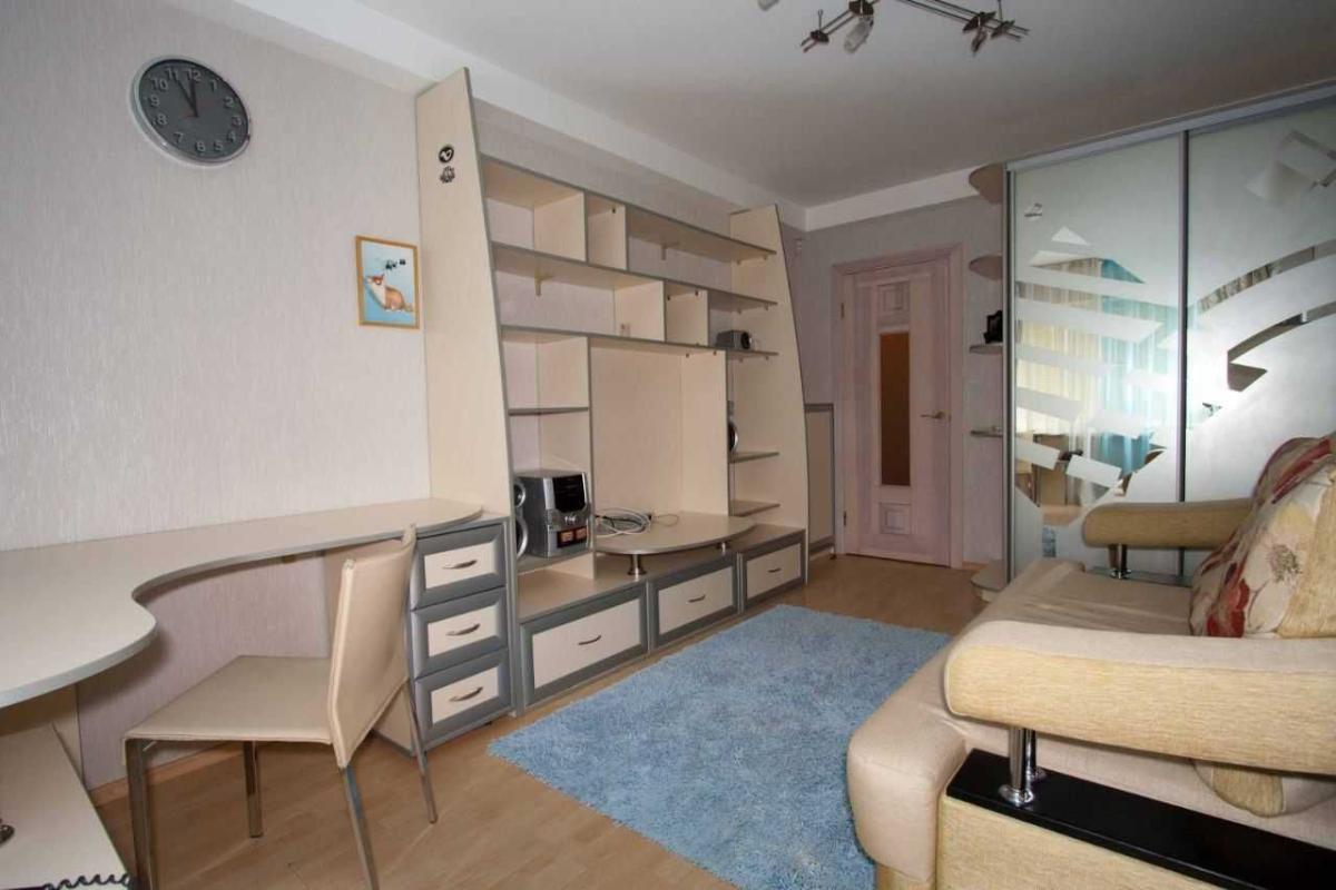 Продаж 3 кімнатної квартири 65 кв. м, Дніпровська набережна 7а