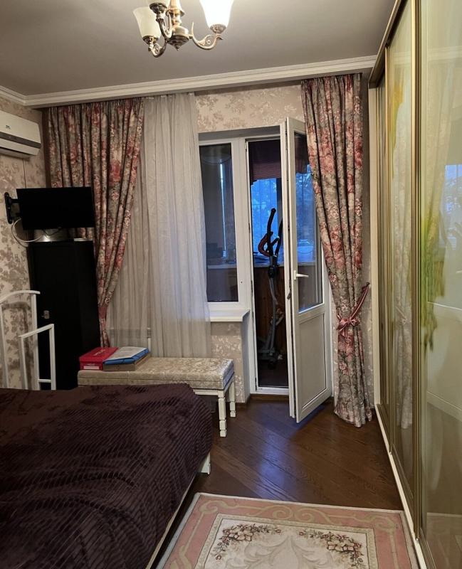 Продаж 3 кімнатної квартири 80 кв. м, Драгоманова вул. 5