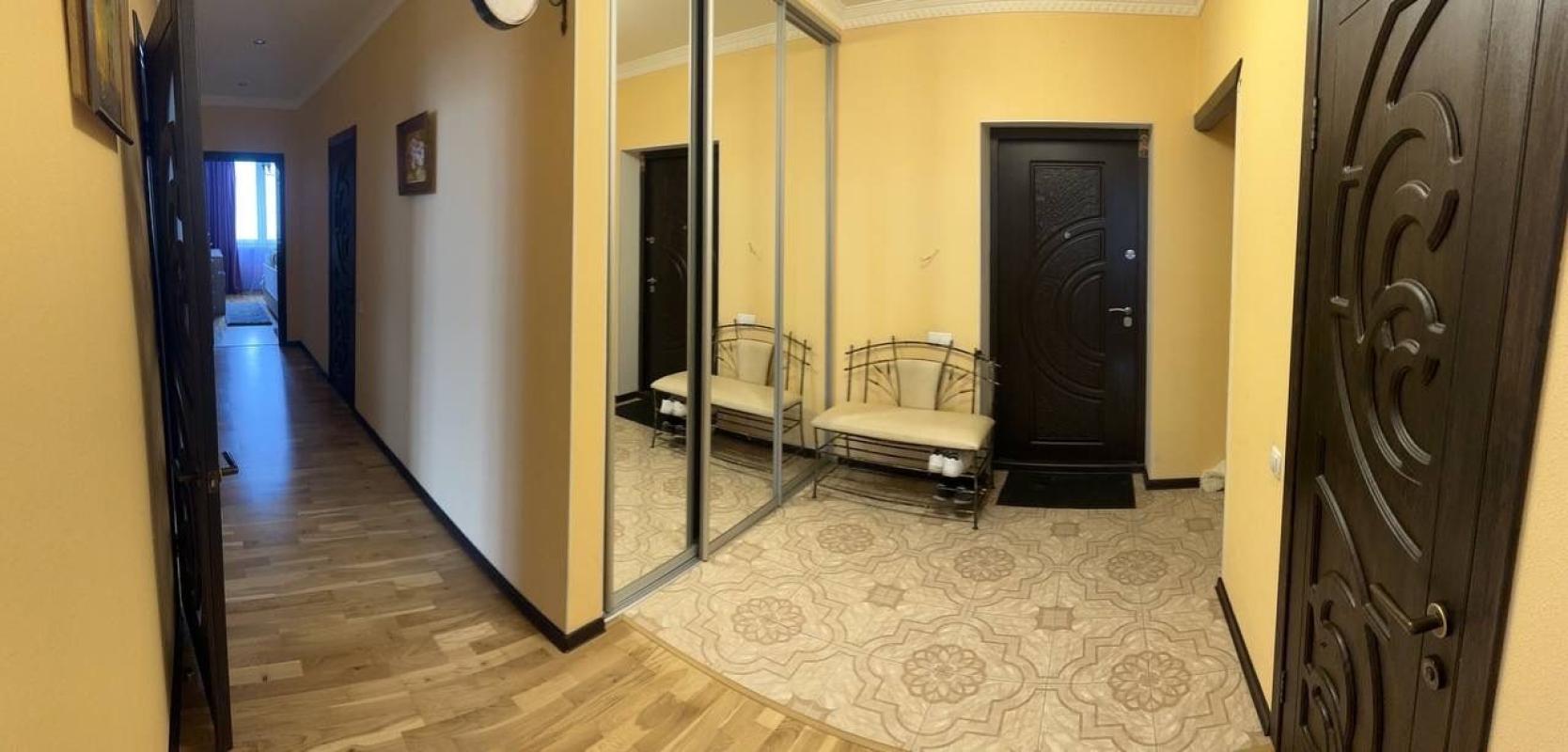 Long term rent 4 bedroom-(s) apartment Heroyiv polku "Azov" Street (Marshala Malynovskoho Street) 4в
