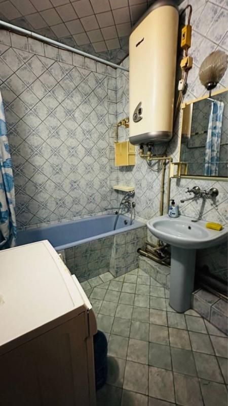 Продаж 2 кімнатної квартири 50 кв. м, Добролюбова вул. 18