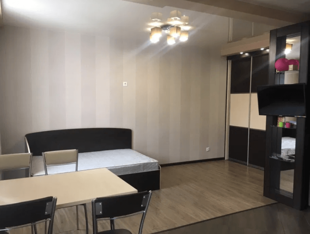 Продаж 1 кімнатної квартири 40 кв. м, Малинівська вул. 19