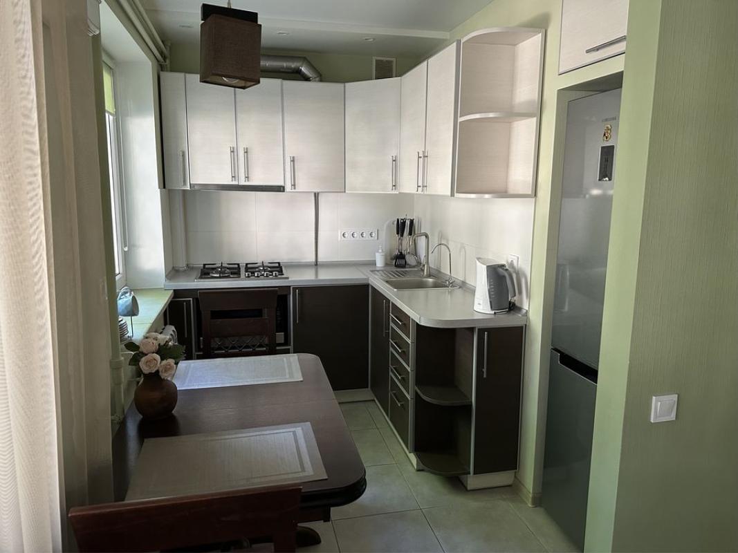 Long term rent 3 bedroom-(s) apartment Shekspira Street 8