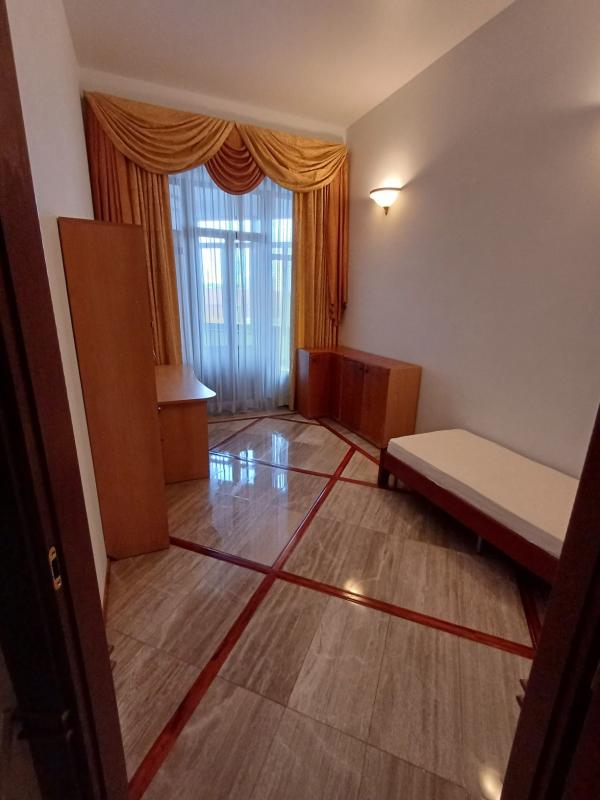 Long term rent 4 bedroom-(s) apartment Bulvarno-Kudriavska Street (Vorovskoho Street) 19