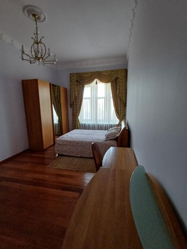 Long term rent 4 bedroom-(s) apartment Bulvarno-Kudriavska Street (Vorovskoho Street) 19