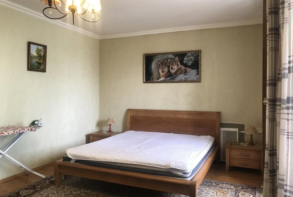 Продаж 2 кімнатної квартири 62 кв. м, Космічна вул. 25