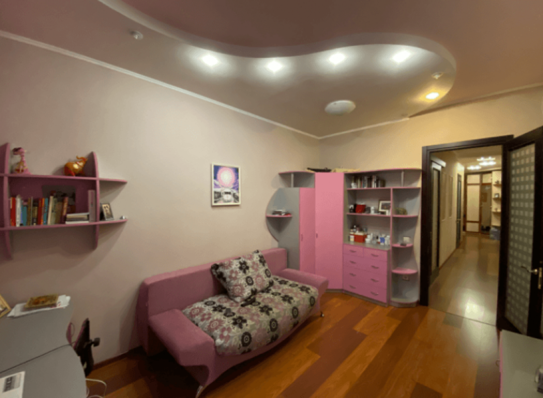 Long term rent 3 bedroom-(s) apartment Kultury Street 22б