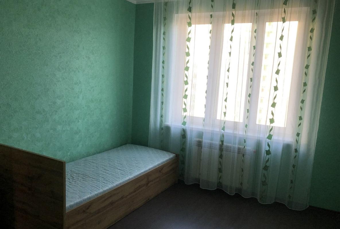 Long term rent 3 bedroom-(s) apartment Urlivska Street 11/44