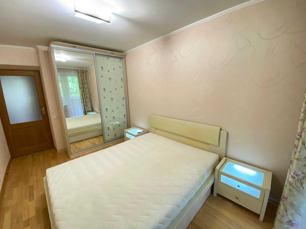 Long term rent 3 bedroom-(s) apartment Novhorodska Street 44