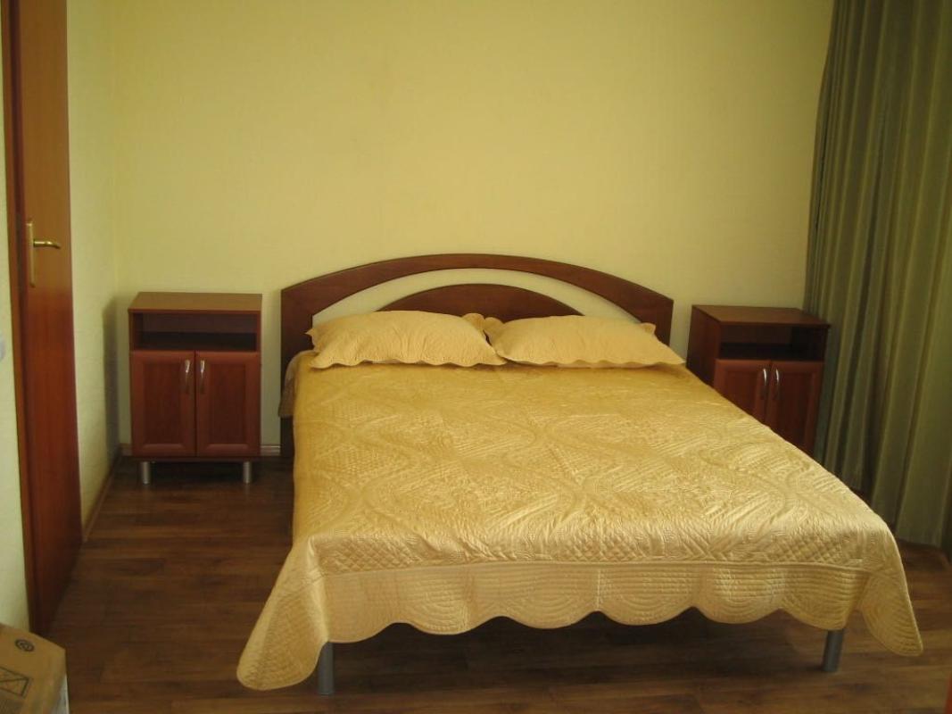 Long term rent 1 bedroom-(s) apartment Viacheslava Chornovola Street 20