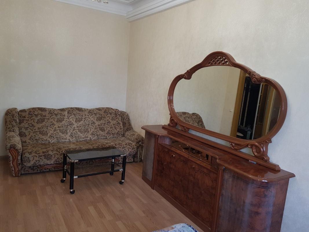 Long term rent 3 bedroom-(s) apartment Prorizna Street 11
