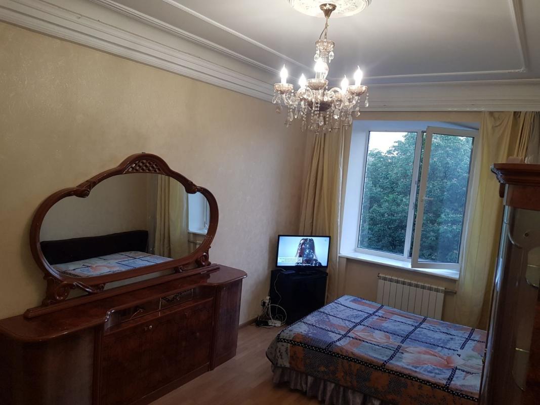 Long term rent 3 bedroom-(s) apartment Prorizna Street 11