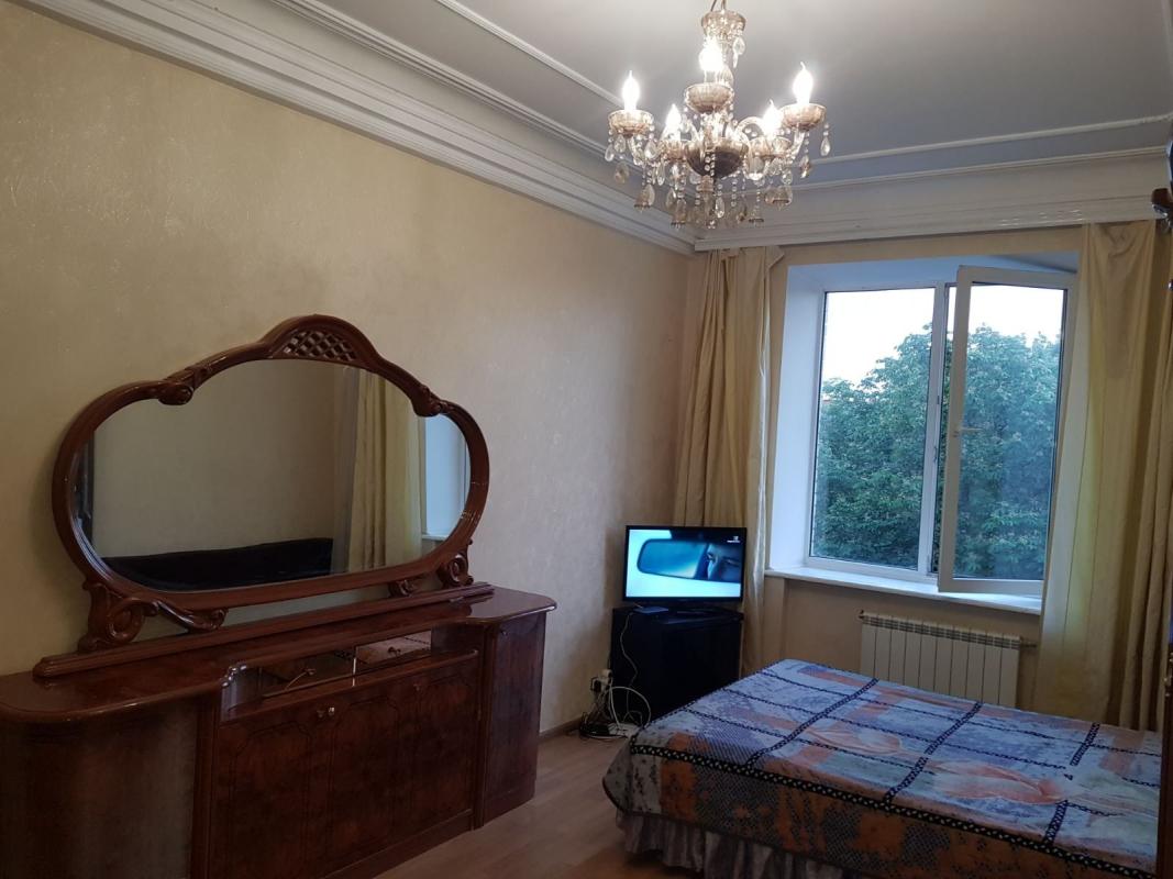 Long term rent 3 bedroom-(s) apartment Prorizna Street 11