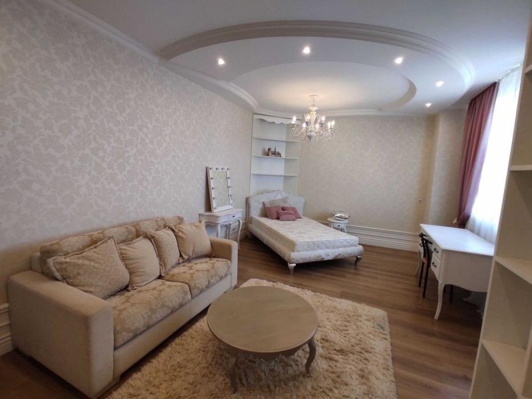 Продаж 3 кімнатної квартири 150 кв. м, Олімпійська вул. 10б
