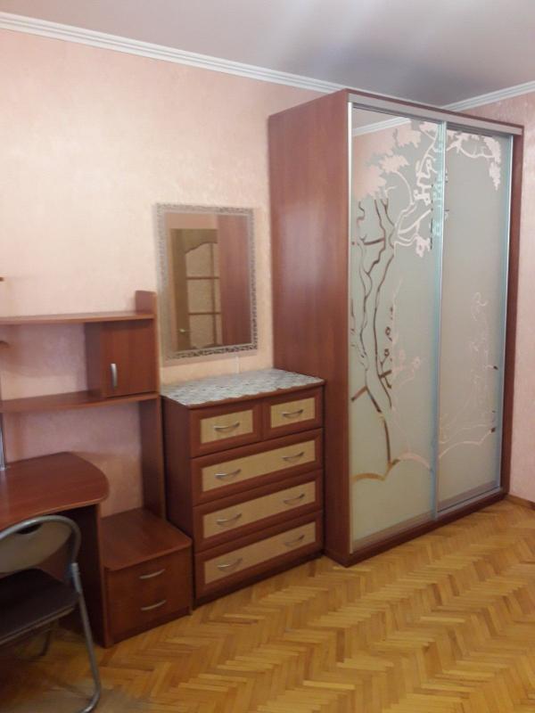 Продаж 2 кімнатної квартири 55 кв. м, Ревуцького вул. 4