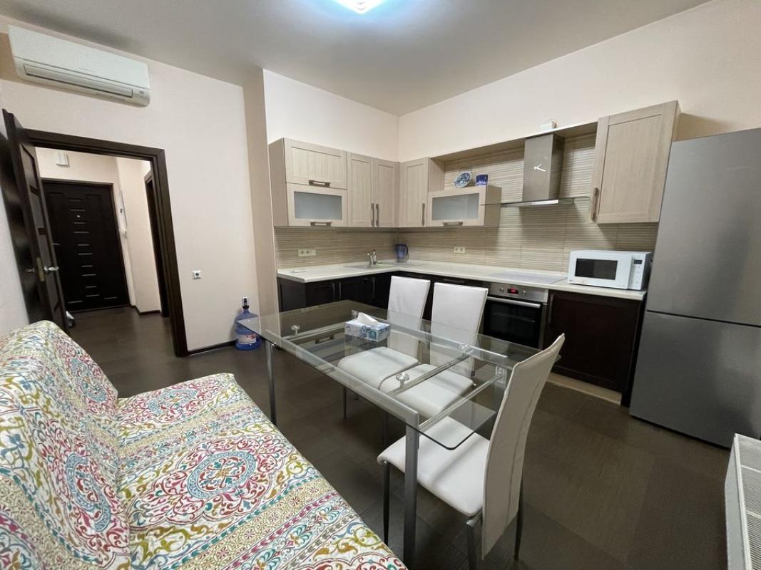Long term rent 1 bedroom-(s) apartment Andriia Verkhohliada Street (Mykhaila Drahomyrova Street) 5