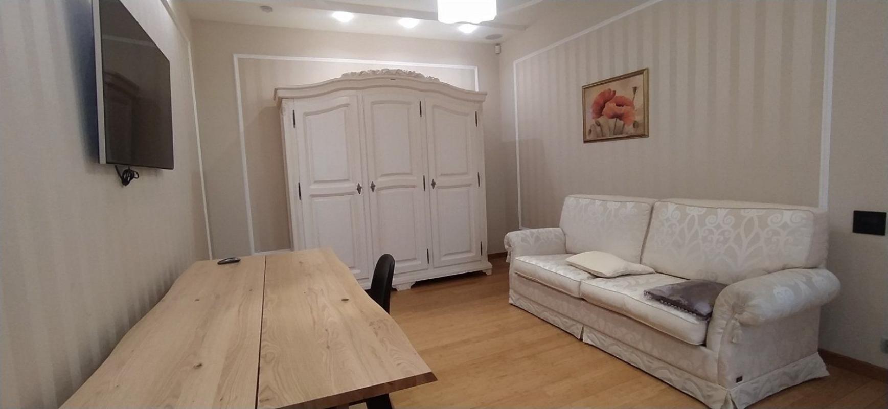 Long term rent 2 bedroom-(s) apartment Universytetska Street 35/2