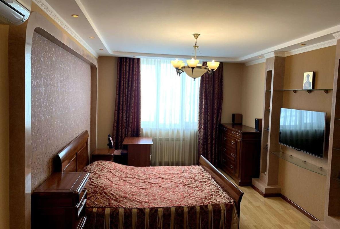 Long term rent 4 bedroom-(s) apartment Sribnokilska Street 1