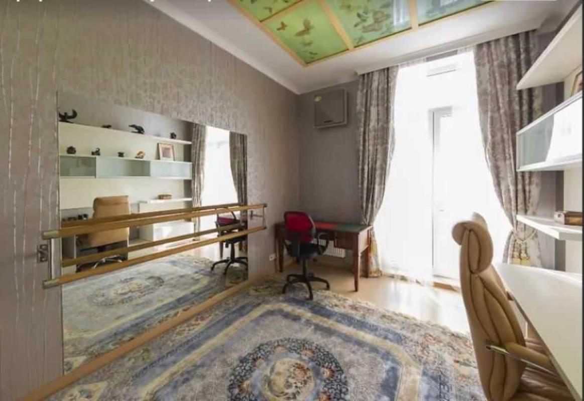 Long term rent 4 bedroom-(s) apartment Liuteranska Street 10а