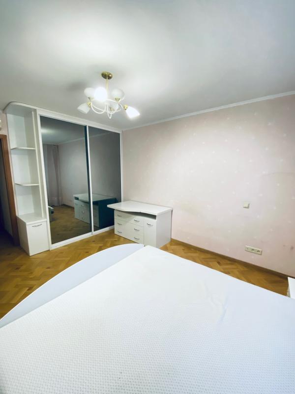 Продаж 3 кімнатної квартири 92 кв. м, Урлівська вул. 8