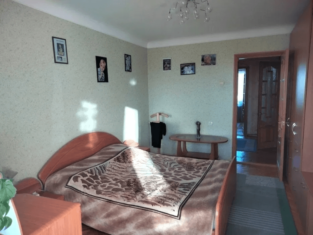 Продаж 3 кімнатної квартири 89 кв. м, Новгородська вул. 18