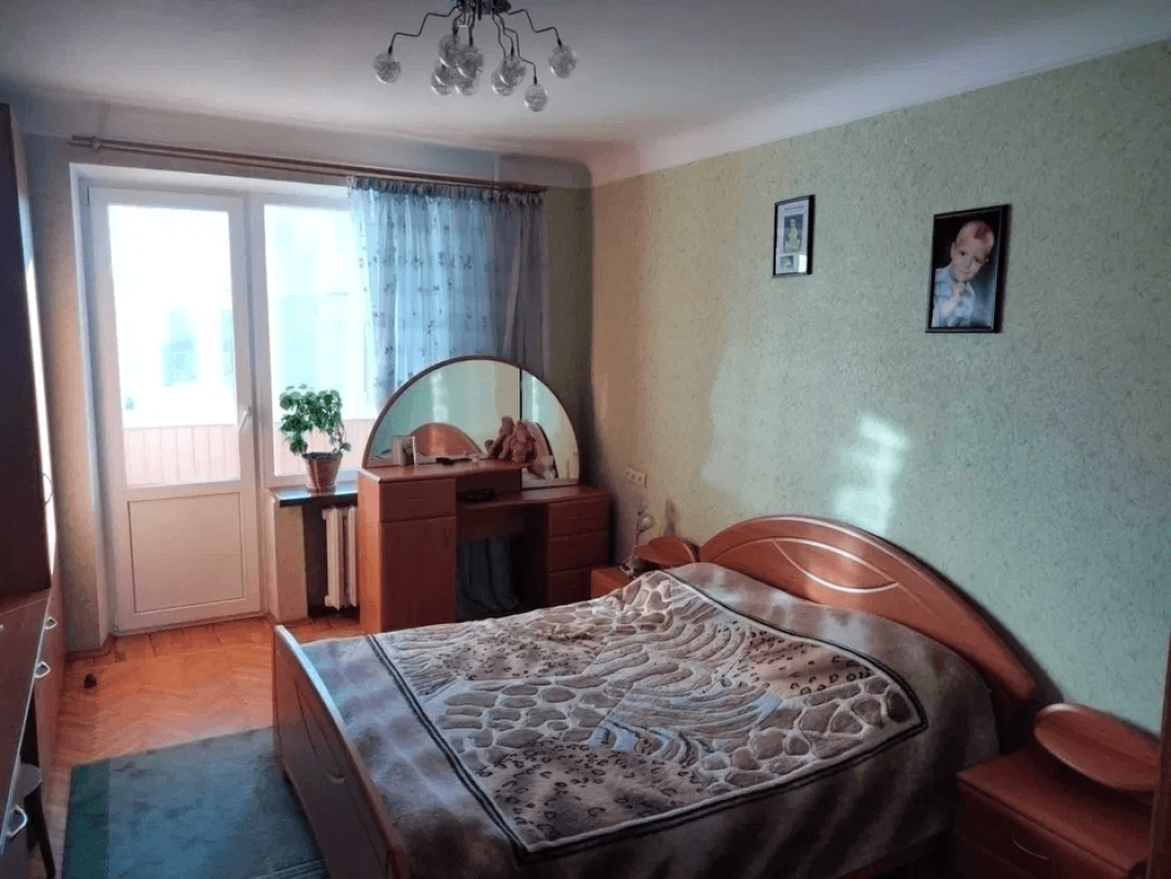 Продаж 3 кімнатної квартири 89 кв. м, Новгородська вул. 18