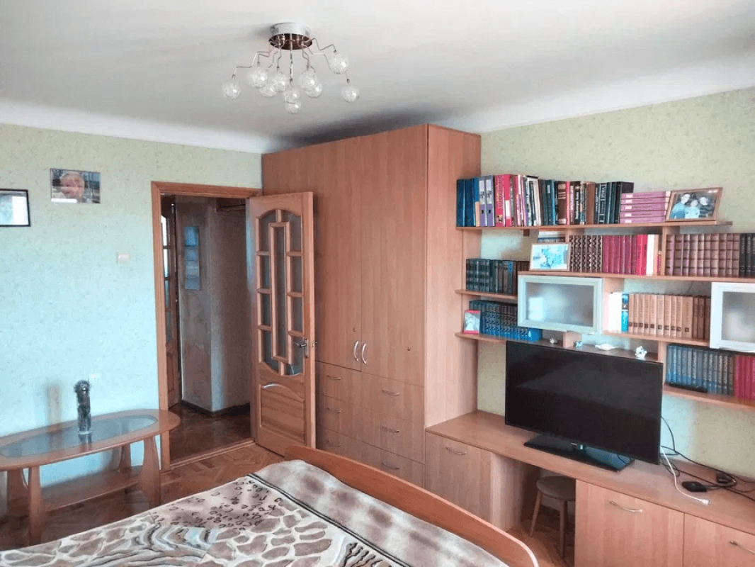Продаж 3 кімнатної квартири 89 кв. м, Новгородська вул. 18