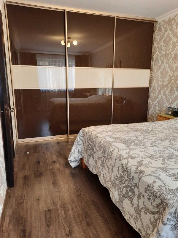 Продаж 3 кімнатної квартири 62 кв. м, Тракторобудівників просп. 102б