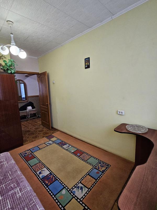 Продаж 3 кімнатної квартири 74 кв. м, Амосова вул. 1