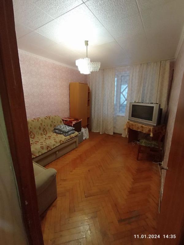 Long term rent 3 bedroom-(s) apartment Traktorobudivnykiv Avenue 162в