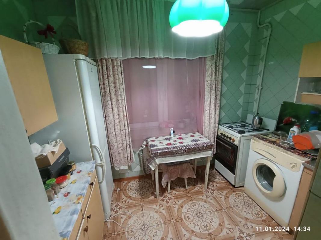 Long term rent 3 bedroom-(s) apartment Traktorobudivnykiv Avenue 162в
