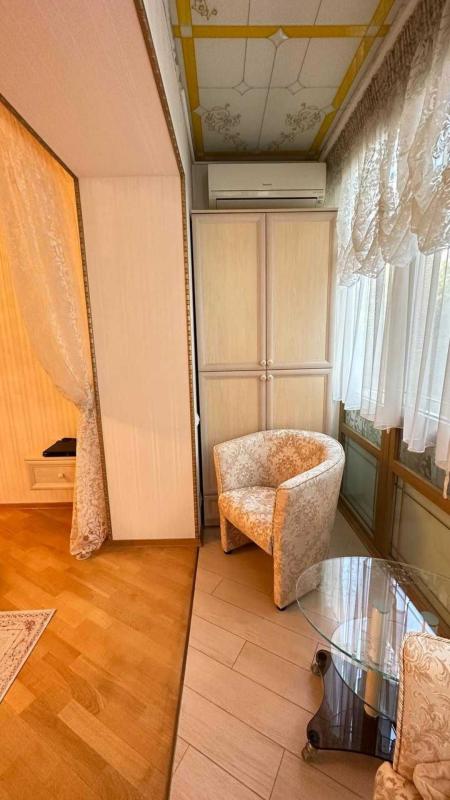 Long term rent 3 bedroom-(s) apartment Shovkovychna Street 29