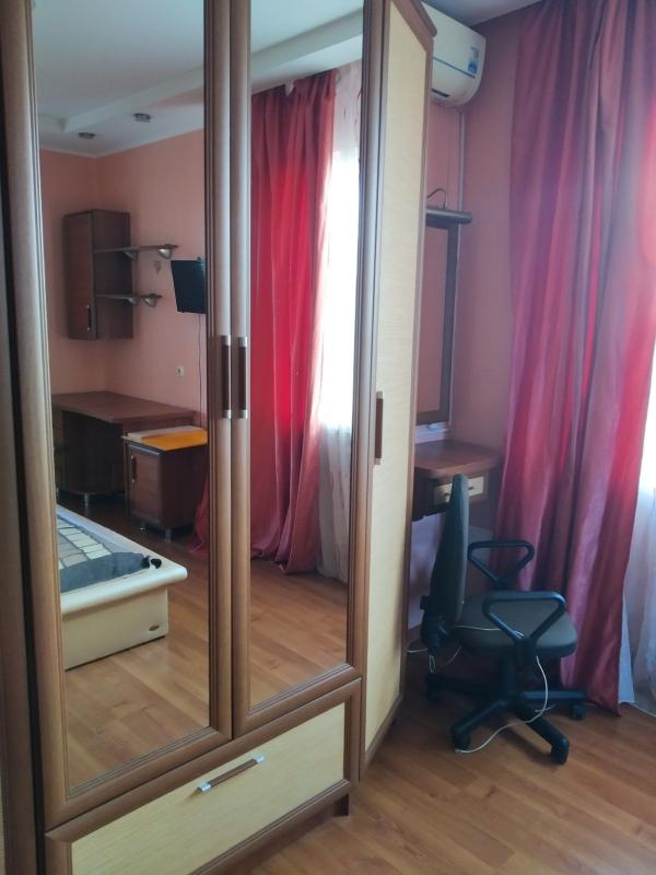 Long term rent 3 bedroom-(s) apartment Akademika Pavlova Street 142б
